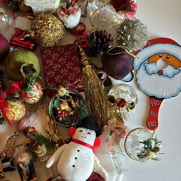84 Christmas tree ornaments, 2 garlands - Picture 5 of 12